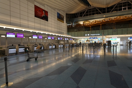 Tokyo, Japan-September 9, 2018: Haneda Airport International Passenger Terminal Departure Lobby Check-in Counterのeditorial素材