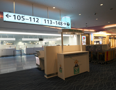 Tokyo, Japan-September 9, 2018: Haneda Airport International Passenger Terminal Free Wifi Equipementのeditorial素材