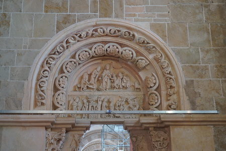 Vezelay, France-October 16, 2018: Tympanum of Basilica Sainte-Marie-Madeleine in Vezelayのeditorial素材