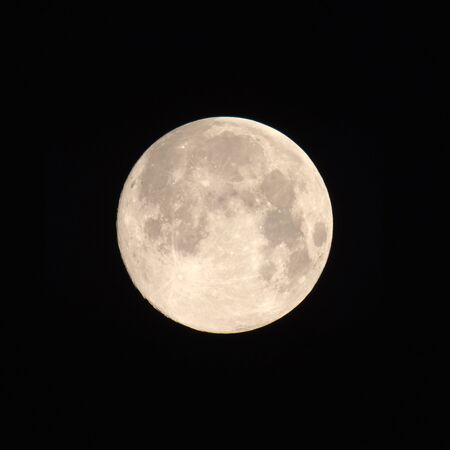 Tokyo,Japan-April 8, 2020: The supermoon, the largest full moon of 2020, observed in Tokyo, Japan, around 3:30am on April 8, 2020の写真素材