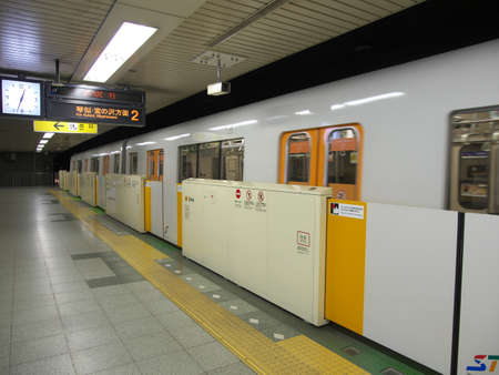 Hokkaido,Japan-November 8, 2020: Platform of Sapporo Subway Tozai Line Odori stationのeditorial素材