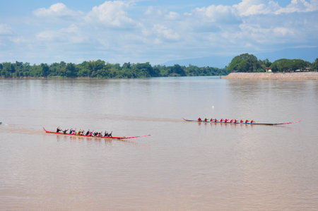 NONGKHAI,THAILAND-OCT 20:Traditional Thai long boats compete at Nongkhai province at Meakhong river on OCT 20, 2013 in Nongkhai ,Thailand.のeditorial素材