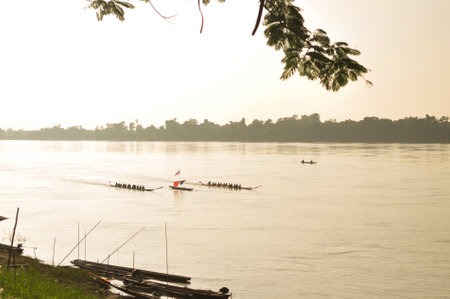 NONGKHAI,THAILAND-OCT 20:Traditional Thai long boats compete at Nongkhai province at Meakhong river on OCT 20, 2013 in Nongkhai ,Thailand.のeditorial素材