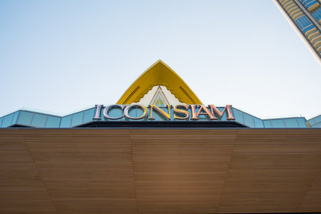 BANGKOK, THAILAND - 21 JUL 2019: The ICONIC Multimedia Water Features of the Iconsiam on the river Icon Siam is a new shopping center and a landmark in Bangkok,Thailandのeditorial素材
