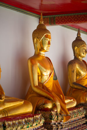 Gold Buddha in Wat  Phra Chettuphon Wimon Mangkhalaram (Wat pho), Bangkok, Thailandのeditorial素材
