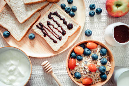 Homemade Granola Muesli Oatmeal for Breakfast Food, Granola With Fresh Fruit and Bread Bake for Breakfast. Natural Baked Muesli and Mixing Fruits for Morning Meals. Nutrition Homemade Granola Foodの写真素材