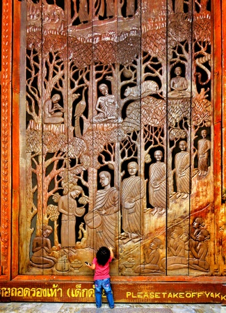 Wooden door carvingの素材