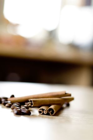 stikcs of cinnamon and coffee beans on the tableの写真素材