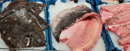 Seafood useful for human health is stacked on fine ice for cooling
