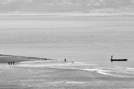Fisher worked on the beaches of Indiaの写真素材