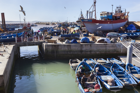 A lot of tourists and local people visiting the harbor of Essaouiraのeditorial素材