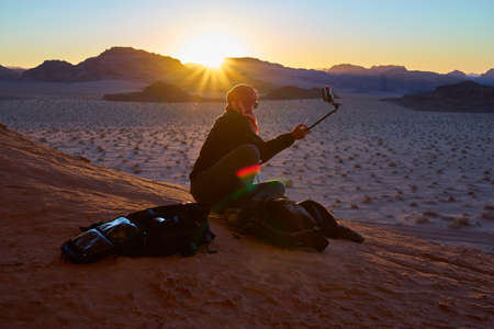Girl taking a selfie in Jordanian Wadi rum desertの写真素材