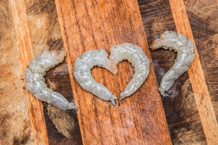 Uncooked Shrimp on chopping blockの写真素材