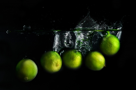 Green limes in the waterThe Green limes in the waterの写真素材