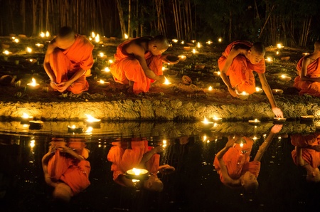 The holy festival in Thailand, monk is floating the candles.の素材