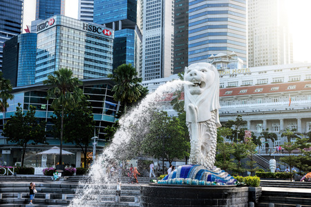 SINGAPORE-OCT 28: The Merlion fountain and Marina Bay Sand on OCT, 28, 2014. Merlion is an imaginary creature with a head of a lion and the body of a fish and  symbol of Singapore.のeditorial素材