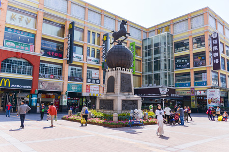 GUANGZHOU, CHINA - APR 02: Shopping in shangxia jiu pedestrian shopping street on April 02, 2017 in Guangzhou, shangxia jiu pedestrian shopping street is the main shopping street in Guangzhou.のeditorial素材