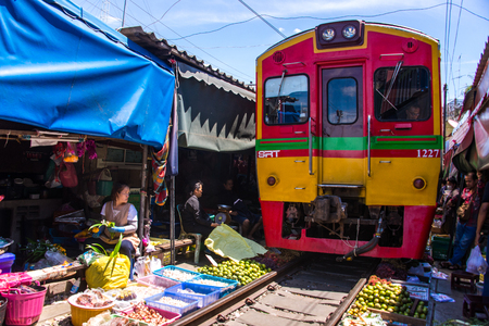 Samut Songkhram, Thailand-SEP 12,2017: The famous railway market or folding umbrella market at Maeklong, Thailand, One of famous market landmark in Thailand.のeditorial素材