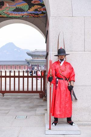 SEOUL, SOUTH KOREA - NOV 13, 2017 : The Royal Guard-Changing Ceremony at Gyeongbokgung Palace in Seoul, Koreaのeditorial素材