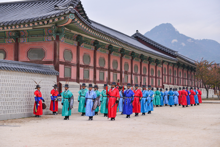 SEOUL, SOUTH KOREA - NOV 13, 2017 : The Royal Guard-Changing Ceremony at Gyeongbokgung Palace in Seoul, Koreaのeditorial素材