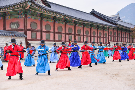 SEOUL, SOUTH KOREA - NOV 13, 2017 : The Royal Guard-Changing Ceremony at Gyeongbokgung Palace in Seoul, Koreaのeditorial素材