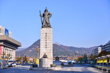 SEOUL, SOUTH KOREA - NOV 14, 2017: The Statue of Admiral Yi Sun-Shin was erected at the front of Gwanghwamun Square, South Korea.のeditorial素材