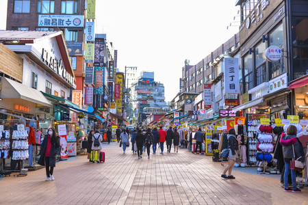 SEOUL, SOUTH KOREA - NOV 14, 2017: Hongdae(Hongik University) shopping street. Hongdae is a shopping cultural street for young people in Seoul.のeditorial素材
