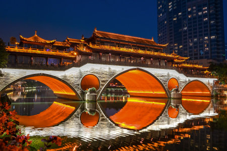 Night view of Anshun Lang Bridge with beautiful illumination and reflection in Chengdu, Chinaの写真素材