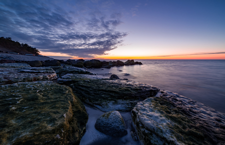 Cliffs with moss in the foreground and the ocean in the backgroundの写真素材