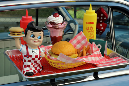 LOS ANGELES, USA - Oct. 23, 2016: Bob's Big Boy car hop window tray depiction at the Conor Lynch Foundation's 6th annual 5K run/walk expoのeditorial素材