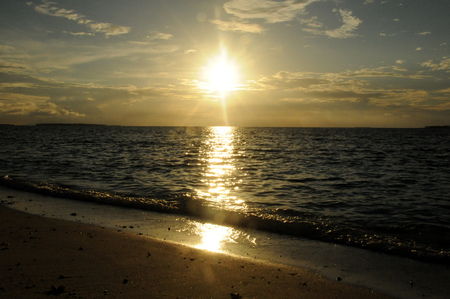 Beautiful Golden Sunset or Sunrise over the Oceanの写真素材