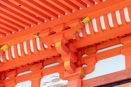 The structure that supports the eaves beams in traditional Japanese architecture