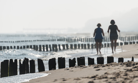 Kolobrzeg, Poland 28 Juli 2018. Misty morning on the Polish beach.のeditorial素材