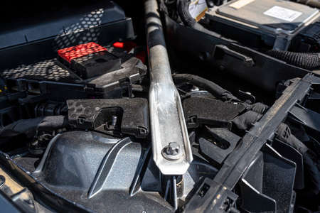Transverse stiffening in the engine compartment of a modern 2.2 liter diesel engine.
