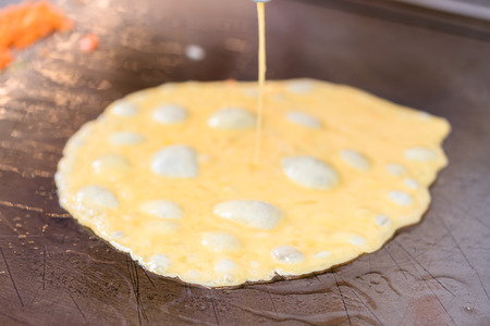 chef cooking egg omelet in the panの写真素材