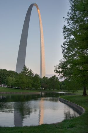 St Louis Gateway Arch from nearby parkのeditorial素材