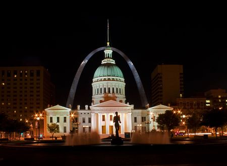St Louis old court house at night with arch in the backgroundのeditorial素材
