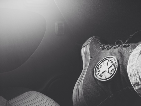 Black converse shoe with sun flare の素材