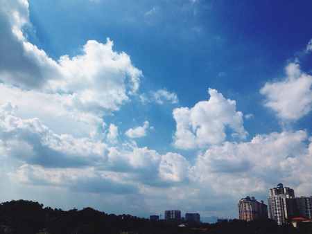 Blue cloudy skyの素材