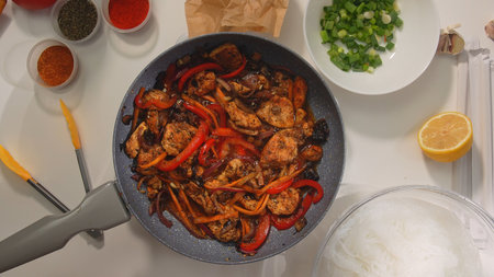 Delicious Skillet Chicken with Bell Peppers and Aromatic Spices