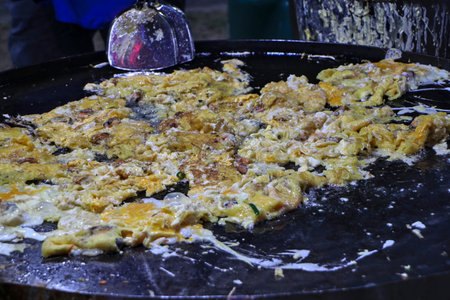 Cook the mussels with flour and eggs. Fry in a large pan.