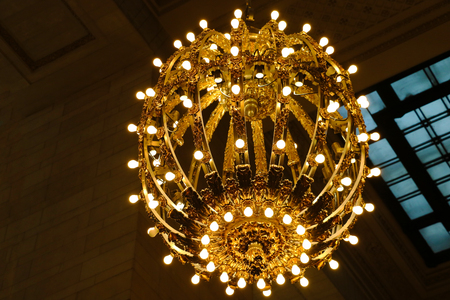 NEW YORK - AUGUST 26, 2018: Chandelier on the ceiling of Grand Central Stationのeditorial素材