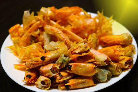 Boiled shrimp heads are on the plateの写真素材