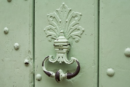 Mint handle door rusty iron ring in wood doorwayの写真素材