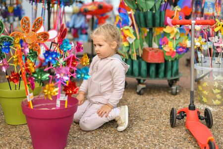 Girl looks at the windmills in the storeの写真素材