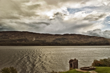 urquhart castle on loch ness in scotlandのeditorial素材