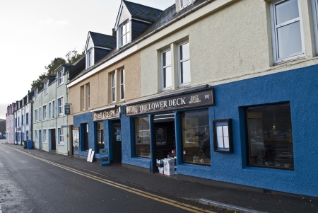 small restaurant at the harbour of portree in scotlandのeditorial素材