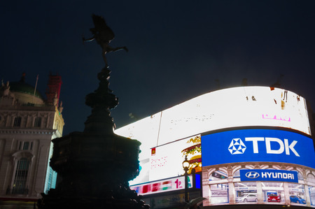 eros fountain in piccadilly circus by nightのeditorial素材