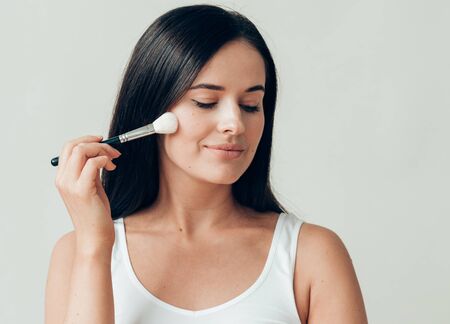 Brush  makeup woman face healthy skin natural make up powder. Studio shot.の写真素材