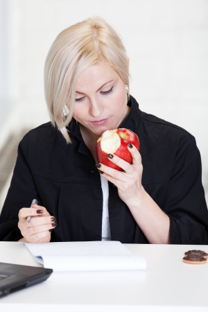 Business woman having short lunch during workの写真素材